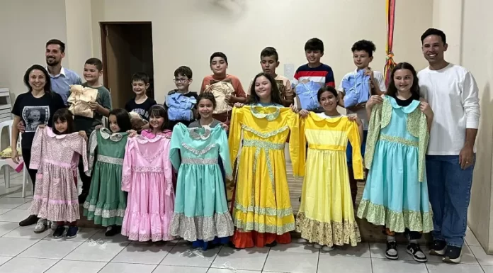 Invernada Mirim de Praia Grande recebe novas indumentárias para apresentações culturais