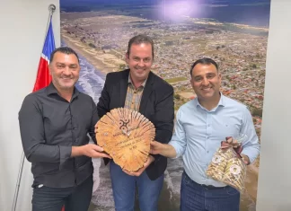 Prefeito do RS agradece ajuda em Balneário Gaivota e entrega símbolo de superação