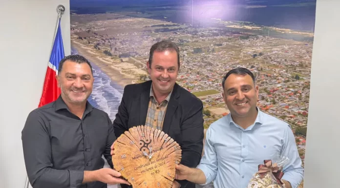 Prefeito do RS agradece ajuda em Balneário Gaivota e entrega símbolo de superação