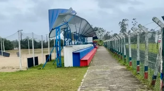 Ventos causam prejuízos no Estádio Municipal Domingos da Silva em Balneário Gaivota