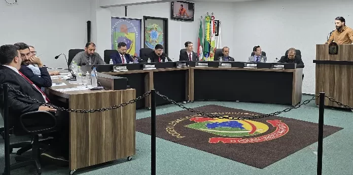 Câmara de Sombrio aprova LDO e alerta sobre transparência