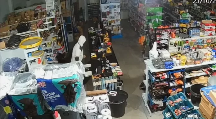 Comércio é arrombado e morador bota ladrões pra correr em Sombrio
