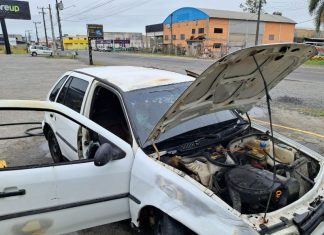 Veículo é consumido por incêndio em Araranguá