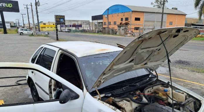 Veículo é consumido por incêndio em Araranguá