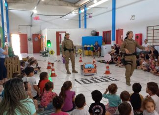 Rede de Segurança Escolar do 19º BPM realiza palestra sobre segurança no trânsito em Araranguá