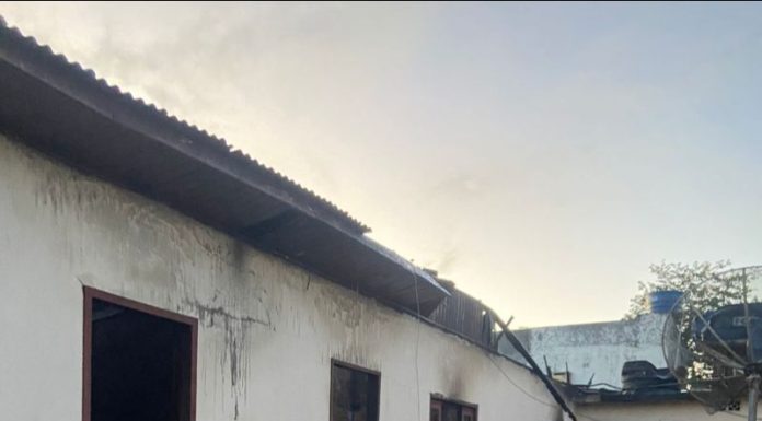 Incêndio destrói edícula em Balneário Gaivota e mobiliza bombeiros de Sombrio