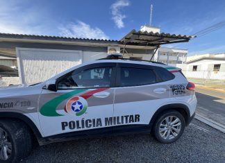 Homem ameaça companheira e vizinhos com faca em Balneário Gaivota