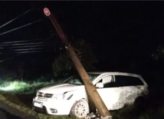 Veículo colide contra poste e deixa comunidades sem luz em Passo de Torres