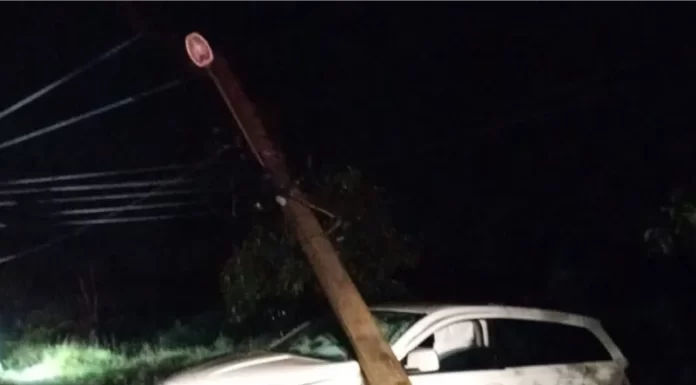 Veículo colide contra poste e deixa comunidades sem luz em Passo de Torres
