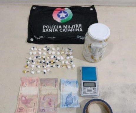 Mulher é presa por tráfico de drogas em Praia Grande