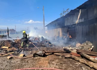Incêndio de grandes proporções atinge galpão no bairro Cavera, em Araranguá