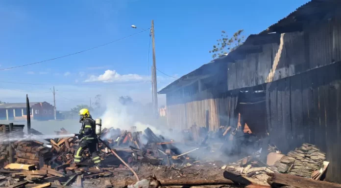 Incêndio de grandes proporções atinge galpão no bairro Cavera, em Araranguá