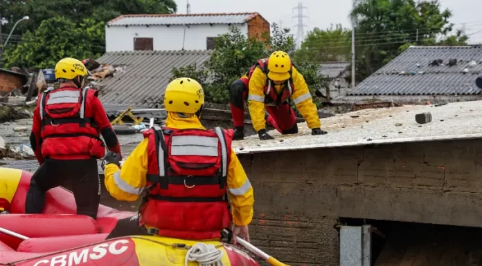 Corpo de Bombeiros mantém equipes em sobreaviso para atendimentos decorrentes do ciclone