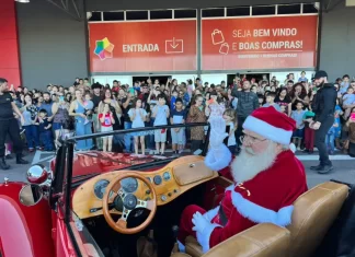 Chegada do Papai Noel no Shopping Japonês emociona centenas de pessoas em Sombrio
