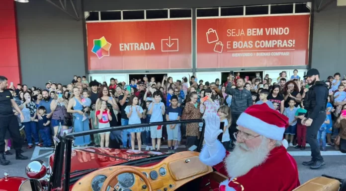 Chegada do Papai Noel no Shopping Japonês emociona centenas de pessoas em Sombrio