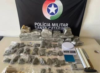Polícia Militar encontra quase 10 kg de drogas em casa abandonada em Balneário Gaivota