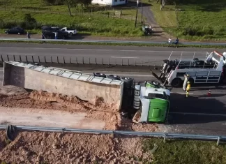 Caminhoneiro sofre AVC, perde o controle e evita tragédia na BR-101