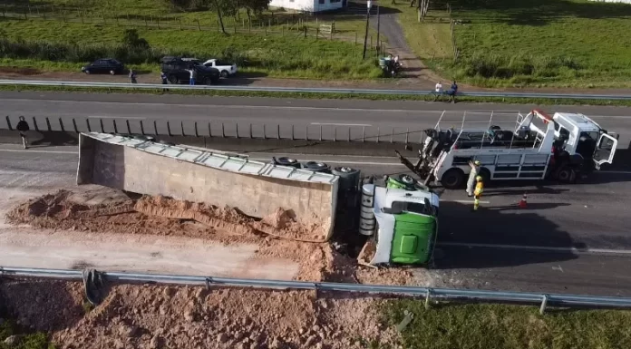 Caminhoneiro sofre AVC, perde o controle e evita tragédia na BR-101