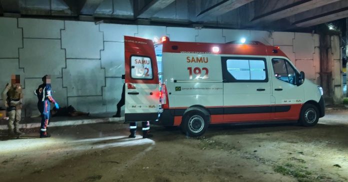 Motoboys salvam homem agredido a pauladas no Centro de Sombrio