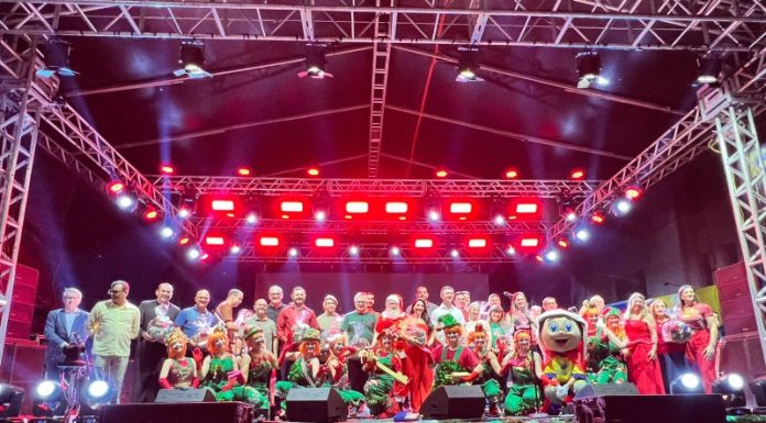 Chegada do Papai Noel e Desfile de Natal encantam e levam centenas de famílias ao Centro de Sombrio