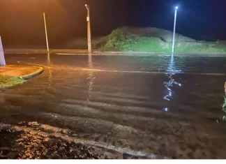 Temporal causa alagamento e destelhamento em Balneário Gaivota