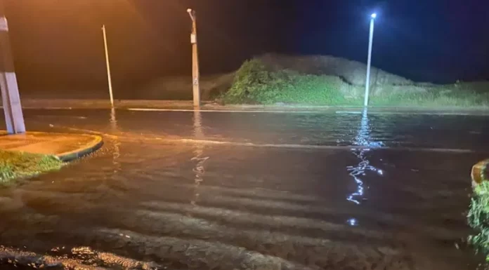 Temporal causa alagamento e destelhamento em Balneário Gaivota