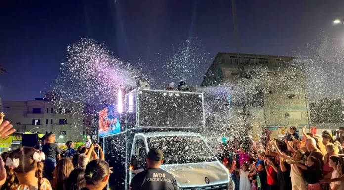 Balneário Arroio do Silva recebe Papai e Mamãe Noel em noite de encanto e magia