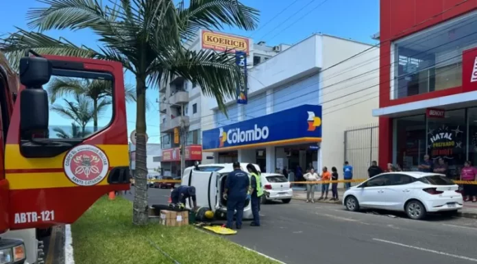 Acidente mobiliza bombeiros e complica o trânsito no Centro de Araranguá