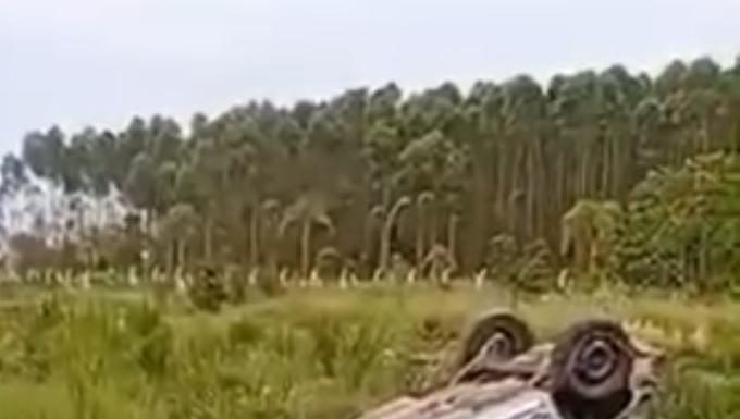 Capotamento mobiliza bombeiros, SAMU e helicóptero do SAER em Araranguá
