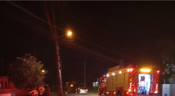 Incêndio destrói veículo e mobiliza Corpo de Bombeiros em Passo de Torres