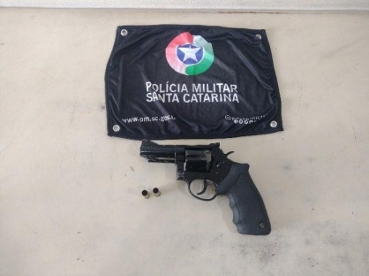 Homem é preso por porte ilegal de arma de fogo durante jogo de futebol em São João do Sul