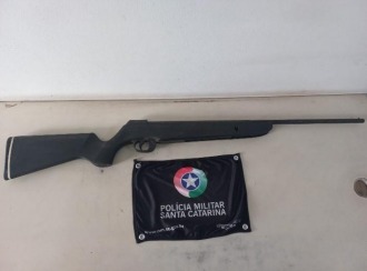 Discussão por água para cavalo termina em ameaça com arma e confusão em Araranguá