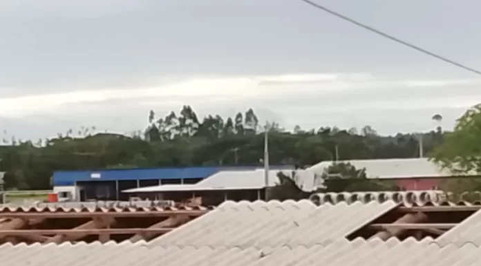 Forte temporal causa estragos em Balneário Gaivota