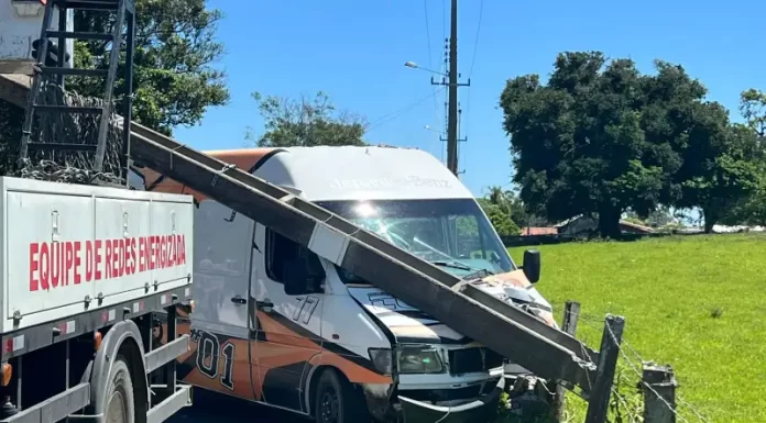 Colisão em poste deixa moradores sem energia e internet em Balneário Gaivota