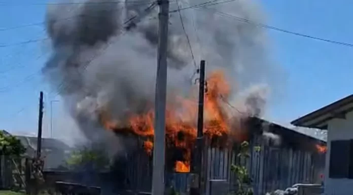 Incêndio destrói residência no bairro São Luís, em Sombrio, e moradora perde tudo