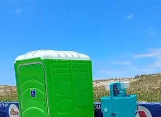 Balneário Gaivota inicia instalação de banheiros químicos na orla