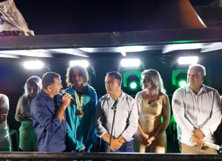 Balneário Gaivota celebra 30 anos com bolo gigante, homenagens e multidão na Beira-Mar