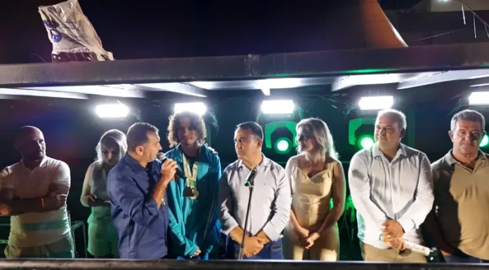 Balneário Gaivota celebra 30 anos com bolo gigante, homenagens e multidão na Beira-Mar