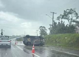 Capotamento na BR-101 em Araranguá provoca bloqueio parcial da pista