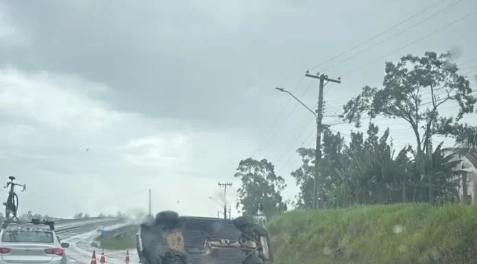 Capotamento na BR-101 em Araranguá provoca bloqueio parcial da pista