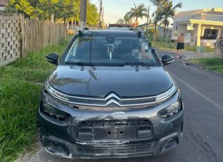 Mulher embriagada colide veículo contra muro de residência em Balneário Gaivota