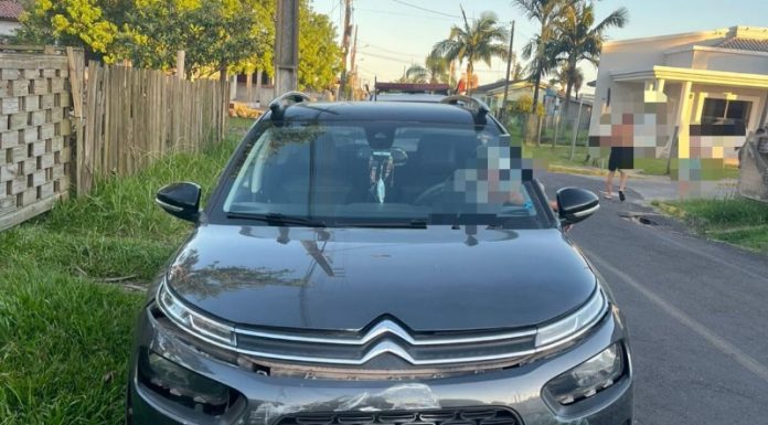 Mulher embriagada colide veículo contra muro de residência em Balneário Gaivota