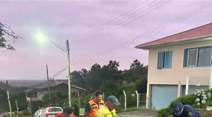 Defesa Civil de Araranguá atendeu três ocorrências durante ventos fortes registrados no sábado