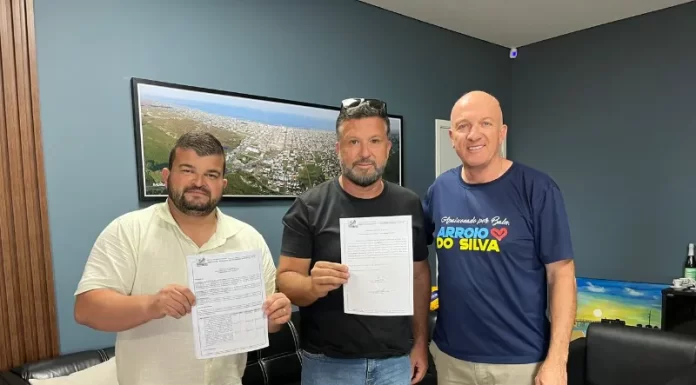Evandro Scaini entraga ordem de serviço para pavimentação em Balneário Arroio do Silva