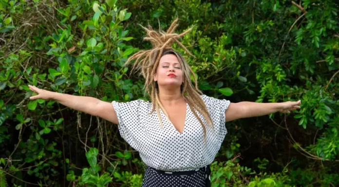 Sábado tem show nacional com Tati Portella em Balneário Arroio do Silva
