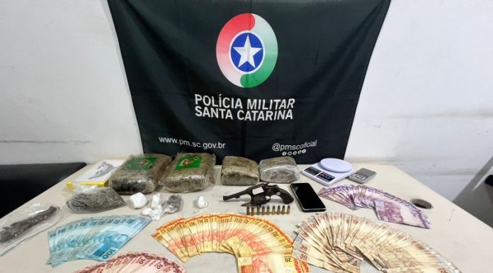 Casal de Criciúma é preso com drogas, arma, munições e dinheiro em Balneário Gaivota
