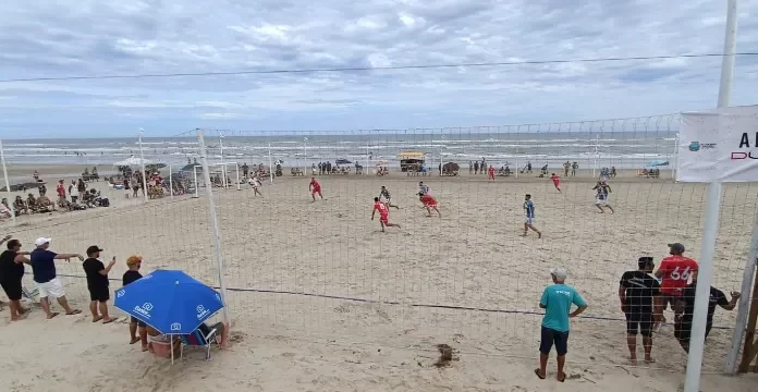Praiano de Futebol na Areia inicia com boas disputas em Balneário Gaivota