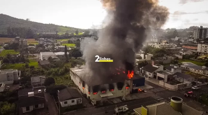 Fábrica de uniformes é destruída por grande incêndio em Turvo