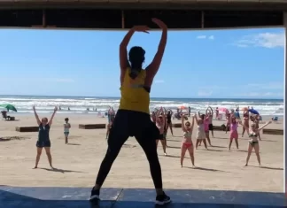 Aulas de ginástica à beira-mar no morro dos conventos