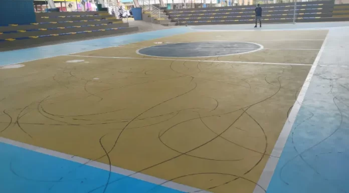 Vândalos riscam piso da quadra central em Balneário Arroio do Silva